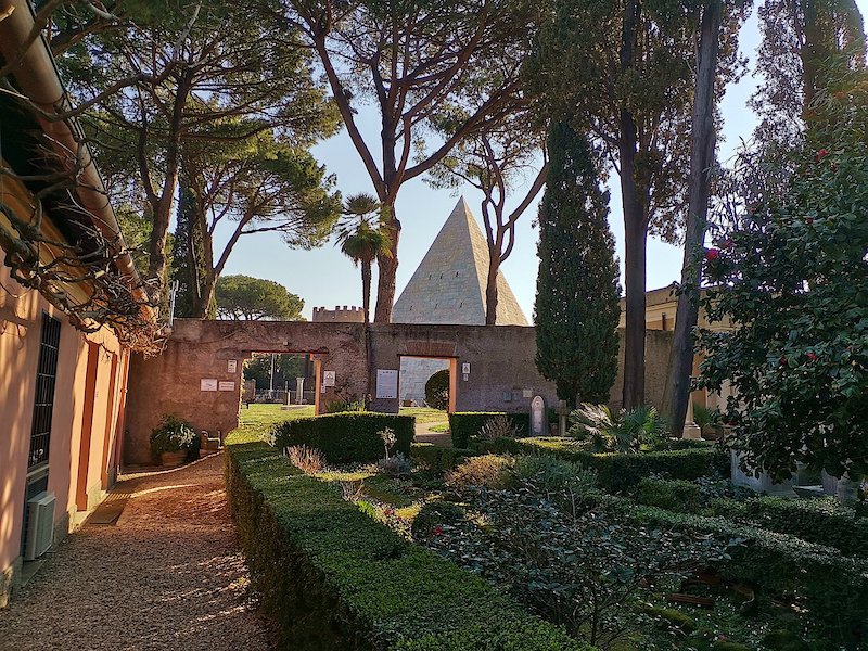 Cimitero Acattolico di Roma: Un Viaggio tra Storia, Arte e Mistero